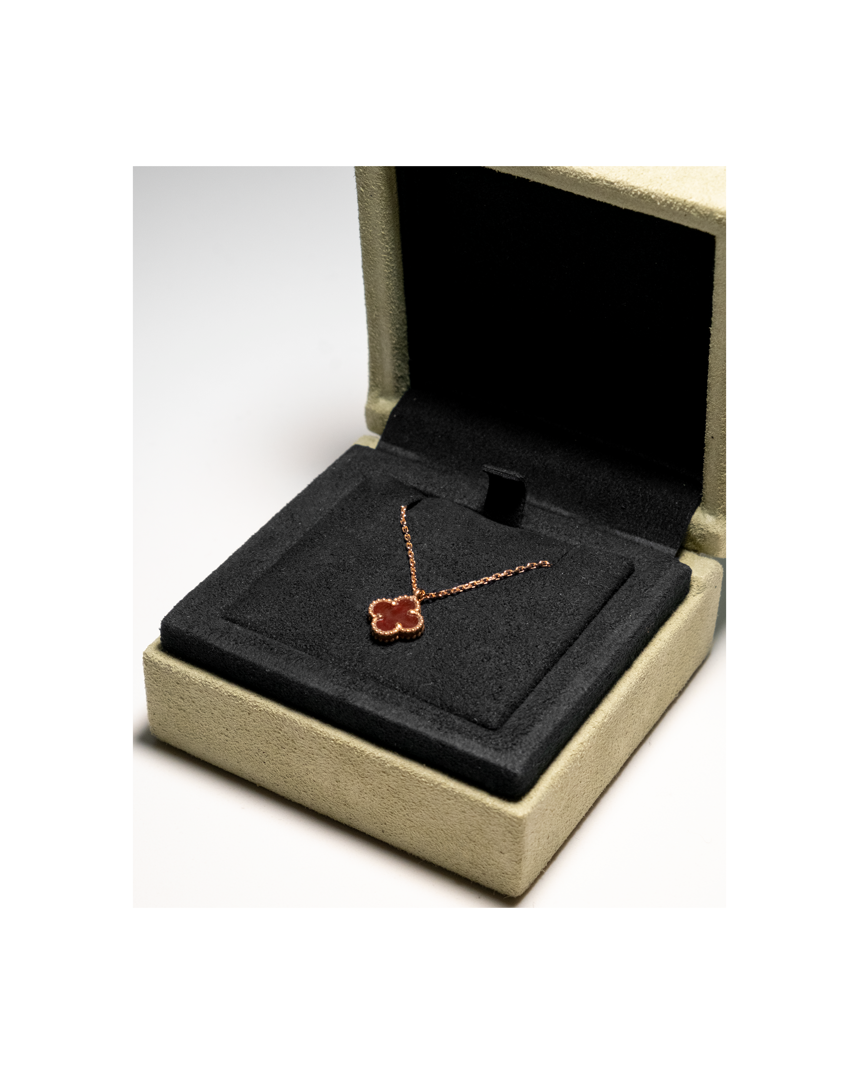 Win a Van Cleef & Arpels 
Sweet Alhambra Pendant