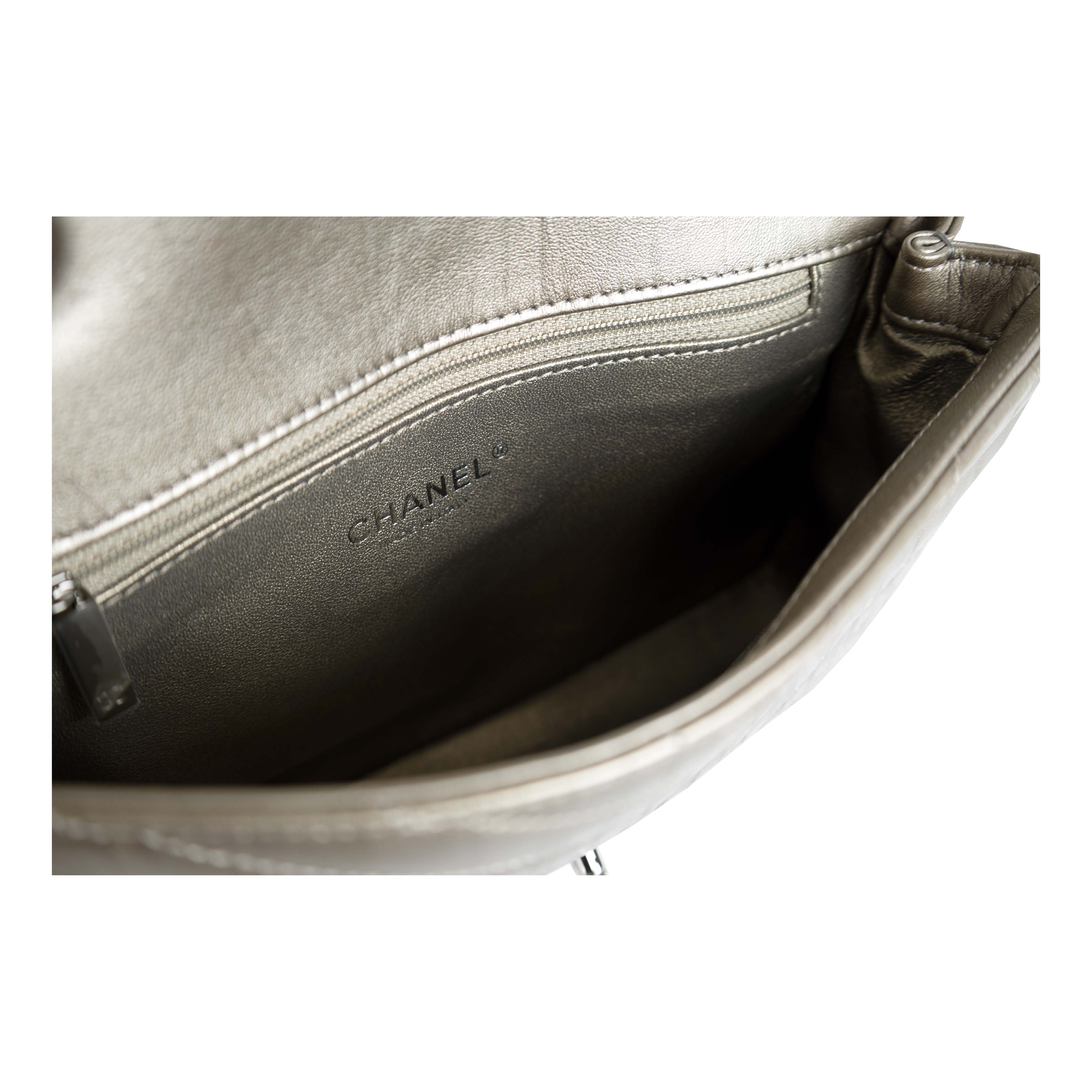 Chanel Embelished 'Chain Sequins' Chevron Flap Bag Silvery Metallic Leather  ref.851487 - Joli Closet